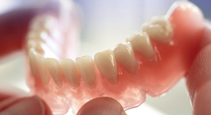 Kaip prižiūrėti išimamus dantų protezus